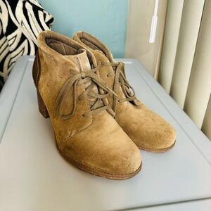 Clarks Collection Sashlin Sue ankle bootie tan/taupe suede and leather Size 8.5